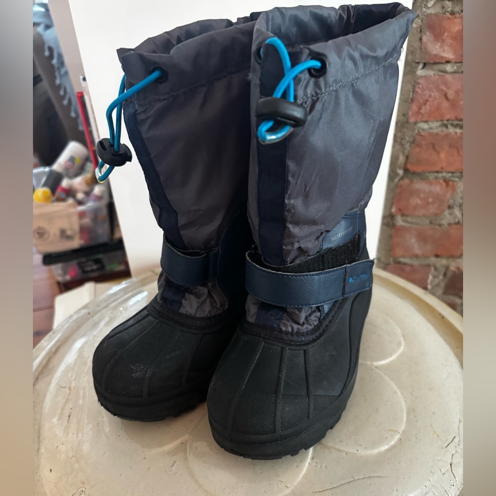 Columbia Kids snowboots size 2